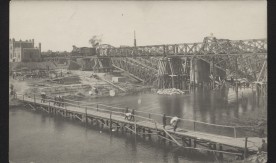 Pocztówka ze zdjęciem wysadzonego mostu kolejowego